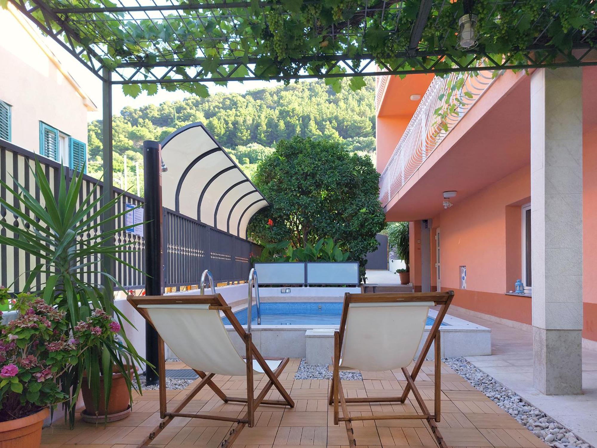 Poolside Paradise - A Hidden Gem In 스플리트 외부 사진